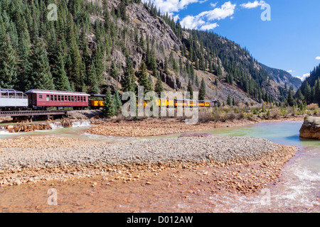 1925 Baldwin Dampflokomotive, 2-8-2 Ausführung, Typ Mikado, mit antiken, klassischen Triebwagen, an der Animas River Bridge bei Silverton, Colorado. Stockfoto