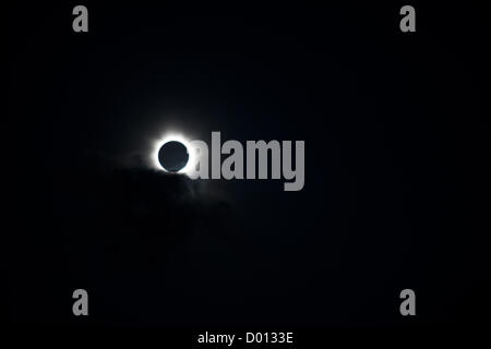 14. November 2012 - Palm Cove, Queensland, Australien - totale Sonnenfinsternis beobachtet von Palm Cove im Norden von Queensland, Australien am Morgen des 14. November 2012 (Credit-Bild: © Andrew Gyopar/ZUMAPRESS.com) Stockfoto