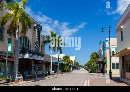 Historischen 2nd Street in der Innenstadt von Fort Pierce mit dem Sonnenaufgang-Theater auf der linken Seite, St. Lucie County, Treasure Coast, Florida, USA Stockfoto