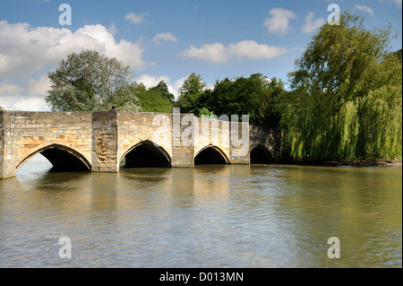 Die alte Brücke, die den Fluss Wye in Bakewell, Derbyshire, UK überquert. Stockfoto