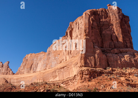 Das Courthouse Towers Felsformationen im frühen Morgenlicht im Arches National Park in Utah. Stockfoto