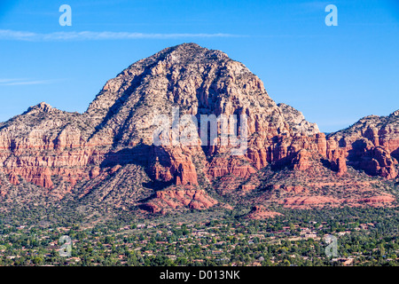 Thunder Mountain (auch Capitol Butte genannt) erhebt sich über der Stadt Sedona, Arizona. Stockfoto