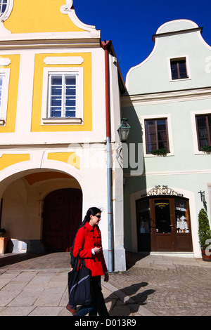 Junge Frau, die zu Fuß durch bunte Unesco aufgeführt Telc Hauptplatz. Tschechische Republik Stockfoto