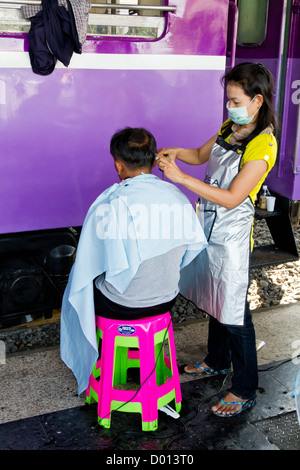 Haare schneiden auf einer Plattform von der Hauptbahnhof in Bangkok, Thailand Stockfoto