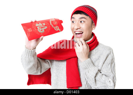 Amüsiert junger Mann in rot suchen umhüllen in Chinese New Year Stockfoto