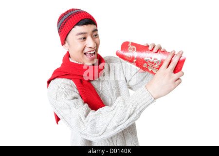 Glücklich Jüngling in rot suchen umhüllen in Chinese New Year Stockfoto