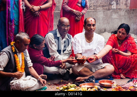 Hochzeitszeremonie am Kumbeshwar Mahadev Tempel. Lalitpur Patan. Nepal Stockfoto