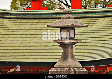 Gekachelte Pavillion Dach und Steinlaterne im Fushimi Inari-Taisha-Schrein in Kyoto, Japan Stockfoto