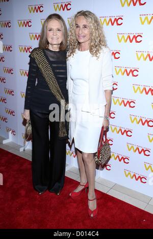 Gloria Steinem, Ann Dexter - Jones bei der Ankunft für The Women Media Center 2012 Women Media Awards, Guastavinos, New York, NY 13. November 2012. Foto von: Andres Otero/Everett Collection/Alamy live-Nachrichten. USA. Stockfoto