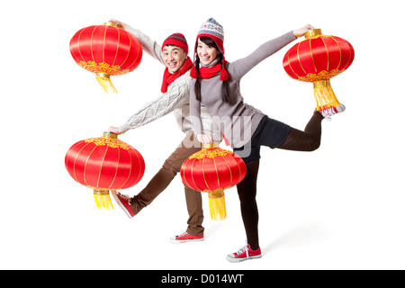 Niedliche junges Paar feiert Chinesisches Neujahr mit roten Laternen Stockfoto