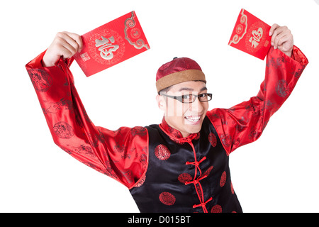 Glücklich Jüngling in traditionelle chinesische Kleidung zeigen rote Taschen Stockfoto