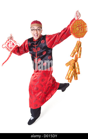 Glücklich Jüngling in traditionelle chinesische Kleidung, die Abhaltung von Fireworkss und Fu Dekoration Stockfoto