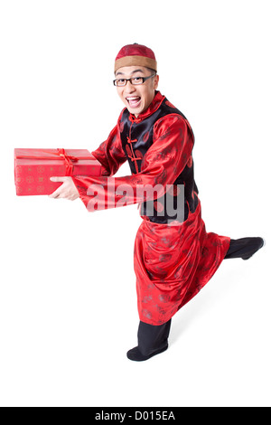 Glücklich Jüngling in Geschenk-Box mit Tang-Anzug Stockfoto
