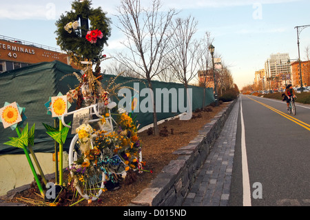 Ghost Bike Memorial für Eric Ng, der von einem betrunkenen Autofahrer auf der Westseite Greenway, 1. Dezember 2006 getötet wurde Stockfoto