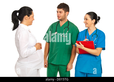 Glücklich schwanger Frau, Gespräch mit Ärzten Team isoliert auf weißem Hintergrund Stockfoto