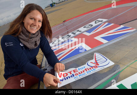 Team GB Windsurfer Segler Bryony Shaw entfernt den Aufkleber Kampagne Save Olympische Windsurfen, nachdem der Sport auf dem olympischen Segeln-Programm für das Jahr 2016 in Rio zurückgestellt wurde.  13. November 2012 Bild von: DORSET MEDIENDIENST Stockfoto