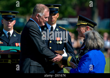 110831-N-TT977-099 Deputy Secretary of Defense, William J. Lynn, III gratuliert General David H. Petraeus an seinem Ruhestand Wachshaut Stockfoto