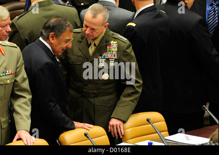 111006-F-RG147-087Secretary der Verteidigung Leon Panetta Gespräche mit US Marine General John Allen, International Security Assistance For Stockfoto