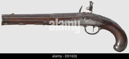 Ein Paar deutsche Flintlock Pistolen, I. P. Meyer in Braunschweig, um 1760. Zweistufige Fässer, achteckig, dann rund nach einem Gürtel mit glatten Bohrungen im Kaliber 13 mm, bescheidene Weingravur auf der Oberseite und jeweils mit 'A Bronsvic' gekennzeichnet. Flintlocks, Unterschrift auf Schlossplatten, ein Schloss mit fehlerhafter Kerbe. Geschnitzte Nussbaum voller Aktien mit Horn Nasen und Eisen Möbel. Wappen mit Wappen. Holzramrods mit Hornspitzen. Länge je 35 cm. Ein Paar Pistolen in unberührtem Zustand, kann durch Reinigung verbessert werden, historisch, 18. Jahrhundert, ziviler ha, zusätzliche-Rechte-Clearences-nicht verfügbar Stockfoto