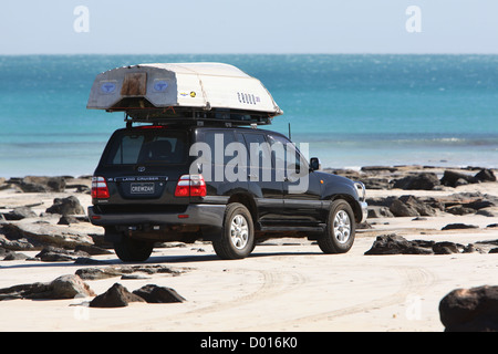 4WD Fahrzeuge am Cable Beach in Broome, Western Australia. Stockfoto