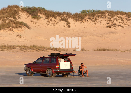 4WD Fahrzeuge am Cable Beach in Broome, Western Australia. Stockfoto