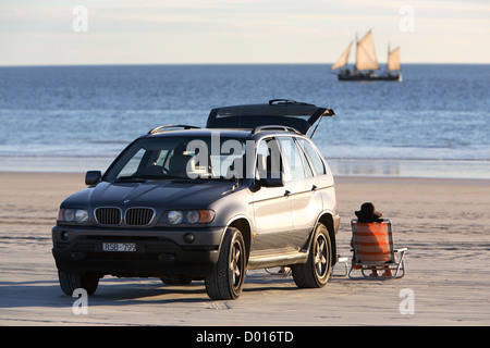 4WD Fahrzeuge am Cable Beach in Broome, Western Australia. Stockfoto