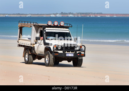 4WD Fahrzeuge am Cable Beach in Broome, Western Australia. Stockfoto