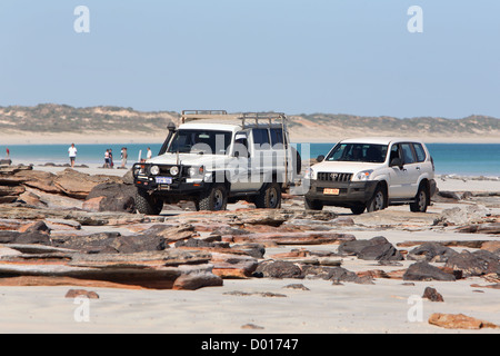 4WD Fahrzeuge am Cable Beach in Broome, Western Australia. Stockfoto