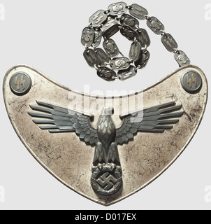 Ein Modell 1938 Gorget für SS-Standard-Träger, versilbertes Schild mit polierten Kanten, der aufgetragene Adler und beide Eckrosetten patiniert, die SS-Runen innerhalb links in natürlicher Farbe. Die Rückseite mit zwei Befestigungshaken für die Kette und einem Arreterhaken wurde mit 'RZM M 1/128' gelocht. Patinierte Tragekette mit abwechselnden Gliedern von Todesköpfen und SS-Runen, versilbert. Offensichtliche Anzeichen von Verwendung, ergänzte Liner. Von größter Seltenheit, historisch, historisch, 1930er, 20. Jahrhundert, Waffen-SS, bewaffnete Division der SS, bewaffneter Dienst, bewaffnete Dienste, NS, National S, zusätzliche Rechte-Clearences-nicht verfügbar Stockfoto