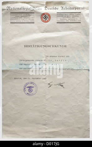Adolf Hitler - Beglaubigungstext zur Ernennung Wilhelm Kube zum Gauleiter der Gau Ostmark 1928, Schriftarttext zur Bestellung, datiert 'München,den 29.September 1928' mit Original-Tuschensignatur 'Adolf Hitler' und Stempel der Reichsleitung der NSDAP.auf einer vorgedruckten Bekündungurkunde mit NSDAP-Kopfzeile für die Hauptschäferstelle der Reichsleitung.crack oben gefaltet Rand, gebeizt.von großer Seltenheit.Wilhelm Kube(1887 - 1943) trat 1927 in die deutsche Konservative Partei ein, die DNVP und die Deutsche Volkspartei der N, Zusatzrechte-Clearences-nicht verfügbar Stockfoto