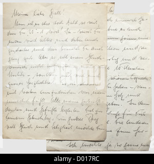 Gretl Braun - Brief von Hermann Fegelein,EIN handschriftlicher Brief an seine Frau Gretl kurz vor ihrem 30. Geburtstag am 31. August 1944. Vier Seiten DIN A4, Bleistift geschrieben, löchert, unvollständig, der Briefkopf oben rechts ausgeschnitten, kein Ort und kein Datum. Auszug wie folgt:(tr)'Mein lieber Gretl! Alle meine guten Gedanken und Gefühle sind mit Ihnen an Ihrem Geburtstag, ein großer Tag voller Glück und Glückseligkeit. Wir kennen uns nur eine kurze Zeit, vielleicht zu kurz, um die Dinge, die wir für uns selbst brauchen zu realisieren. Ich wünsche mir für mich nicht mehr als Ihre beste Freundschaft, da wit, zusätzliche-Rechte-Clearences-nicht verfügbar Stockfoto