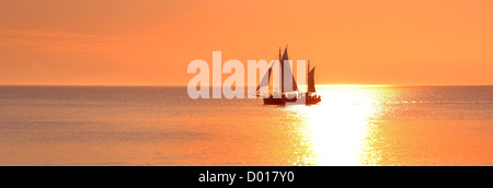 Pearl Lugger Kreuzfahrt vorbei an Cable Beach bei Sonnenuntergang. Broome, Westaustralien. Stockfoto