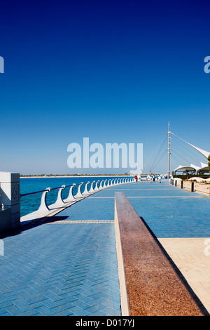 Der Abu Dhabi Corniche wird flankiert von einer schönen promenade Stockfoto