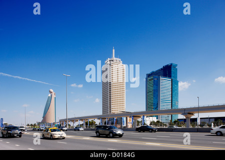 Sheikh Zayed Road ist die verkehrsreichste Straße in Dubai, aber die neue u-Bahn-Linie hat erheblich geholfen Stockfoto