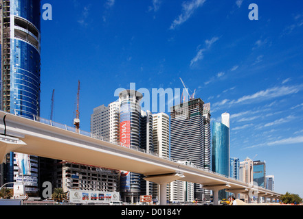 Hohen Türmen und einer neuen u-Bahn-Linie gemacht Sheik Zayed Road eine Oase für die Bautätigkeit Stockfoto