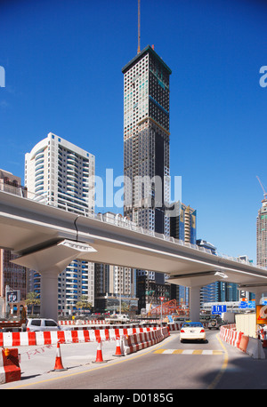 Hohen Türmen und einer neuen u-Bahn-Linie gemacht Sheik Zayed Road eine Oase für die Bautätigkeit Stockfoto