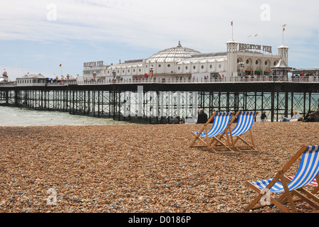 Menschen, die genießen am Meer am Strand von Brighton Pier. East Sussex. England Stockfoto