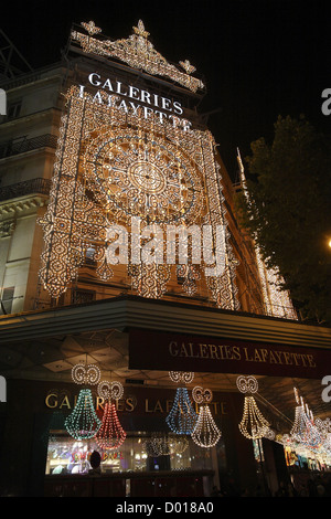 Weihnachtsfenster, Lichter, vordere Shop "Galeries Lafayette". Boulevard Haussmann Paris Stockfoto