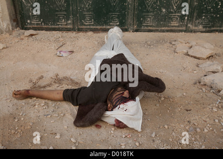 Toten Regierung Kämpfer, der in der Schlacht getötet wurde liegt in der Nähe der Frontlinie in Azeze. Die Reste an der f zurückgegeben werden sollen Stockfoto