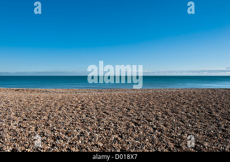 Der leere Kiesstrand in Kingsdown, in der Nähe von Deal, Kent, Großbritannien Stockfoto