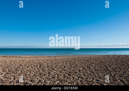 Der leere Kiesstrand in Kingsdown, in der Nähe von Deal, Kent, Großbritannien Stockfoto