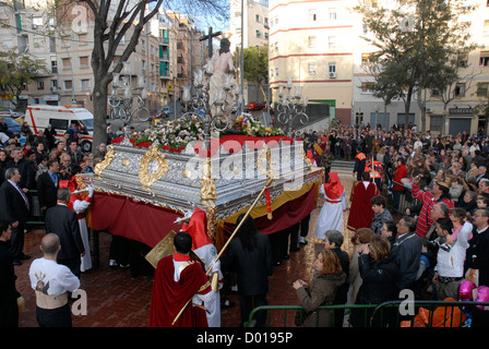 Osterprozession, Ostersonntag, Nazarener mit Christus Schritt: unser Vater Jesus Risen, Hospitalet de LLobregat Barcelona Spanien Stockfoto