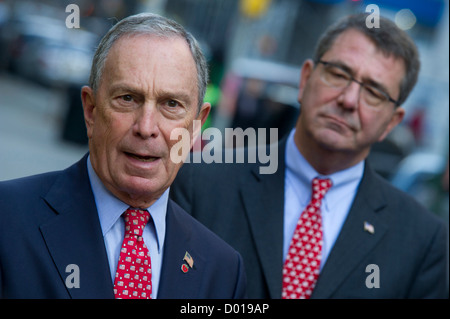 New Yorks Bürgermeister Michael Bloomberg und Verteidigungsminister Ashton B. Carter (rechts) sprechen Sie mit den Medien vor der 2012 New York City Veterans Day Parade 11. November 2012 in New York City. Stockfoto