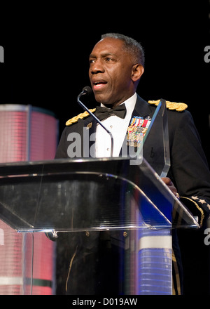 Armee General William Kip Ward, Kommandeur des US Africa Command akzeptiert den Lifetime Achievement Award während der 24. jährliche Black Engineer of the Year Award 22. Februar 2010 in Baltimore, Maryland. Verteidigungsminister Leon Panetta hat Ward 13. November 2012 beschuldigt verbringen Tausende von Dollar auf aufwendige Reisekosten und Spesen nicht autorisierte herabgestuft Stockfoto