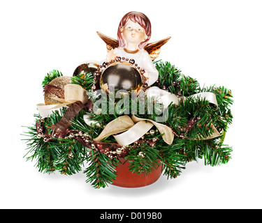 Weihnachtsarrangement Weihnachtskugeln, künstliche Blumen, Perlen, Tannenzweigen und Figur des Engels in Vase isoliert auf whi Stockfoto
