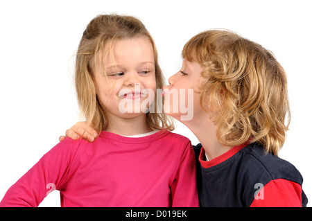 Kleiner Junge, eine Mädchen in weißen isoliert zu küssen versucht Stockfoto