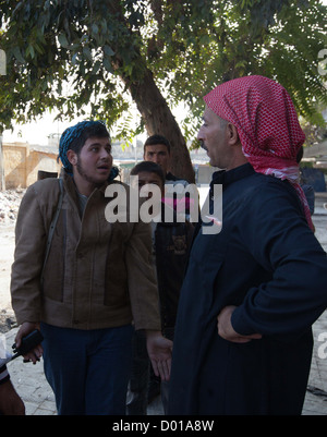 Aleppo, Syrien: Menschen sind in der Nähe der Frontlinie in Karm Al Jabal durch Scharfschützen abgewiesen. Menschen, die nach Hause zurückgekehrt, während das Ei Stockfoto