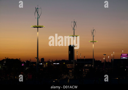 Sonnenuntergang von Windturbinen mit vertikaler Achse im Londoner Olympiapark Stratford während der Paralympischen Spiele 2012 in Stratford Stockfoto