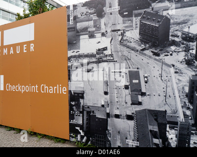 Eine Anzeige auf dem Gelände des Checkpoint Charlie zeigt den ehemaligen Grenzübergang zwischen Ost und West Berlin Deutschland Stockfoto