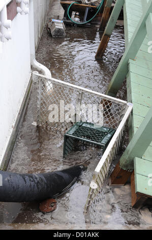 Soldaten aus der 401. Quartiermeister Ablösung, Lock Haven, P.a., verwendet Milch Kisten und Fliegengitter, Filter Trümmer Eingabe sechs Zoll Schläuche 13. November, die Wasserpumpen sind aus einem Wohngebiet in Breezy Point, N.Y.  Trotz arbeiten bei schwierigen Witterungsverhältnissen, entfernt die 401. Quartiermeister Ablösung Wasser aus Gebieten, die am meisten durch Hurrikan Sandy bewirkt. Sobald das Wasser entfernt ist, startet die notwendigen Arbeiten Dienstprogramme zum Bereich wiederherzustellen. Stockfoto